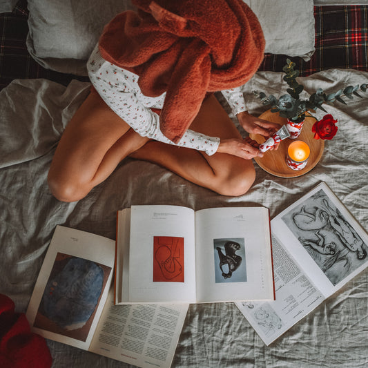 chica en la cama con cofre regalo Sevilla